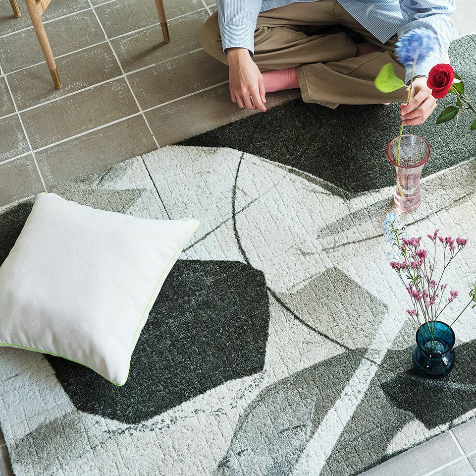 柄の入ったラグやファブリック類とコーディネートすると華やかなのに落ち着きのあるお部屋にしてくれます