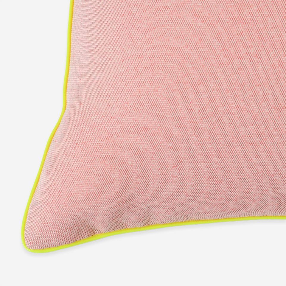 ツルっとした光沢のあるシリコン素材を使ってパイピングでアクセントをつけたデザインです