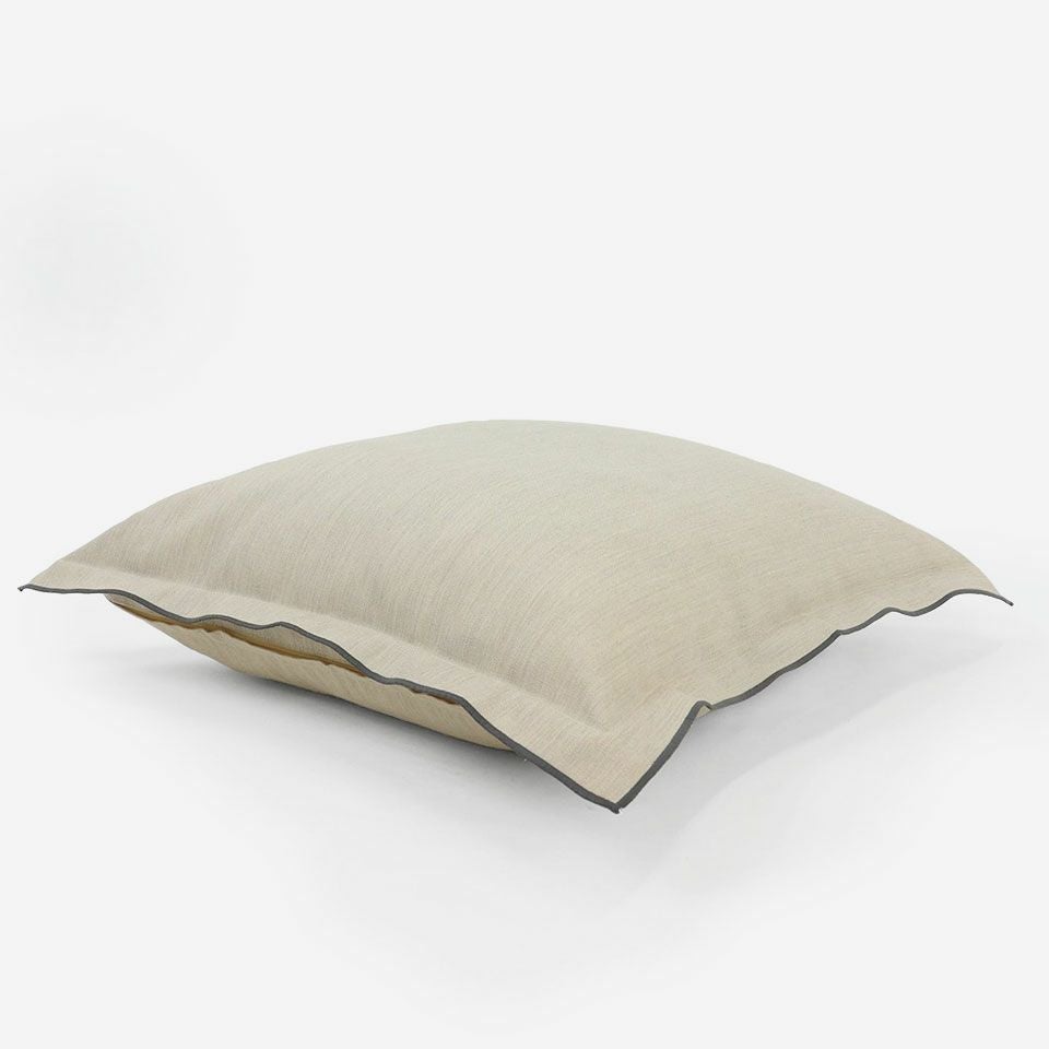 表面と裏面は共生地です／マチと縁の配色が、さりげないアクセントになるクッションカバーです