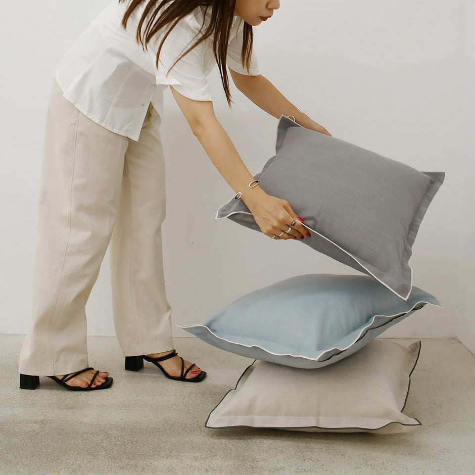 ポリエステル素材のため伸びや縮みに強い性質があり、ご家庭の洗濯機で簡単に洗う事ができるのでクッションをいつでも清潔に保つことができます