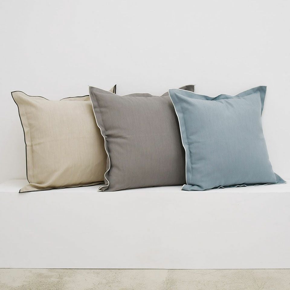 同じシリーズの「マチクッションカバー」を色違いで並べるのもおすすめです