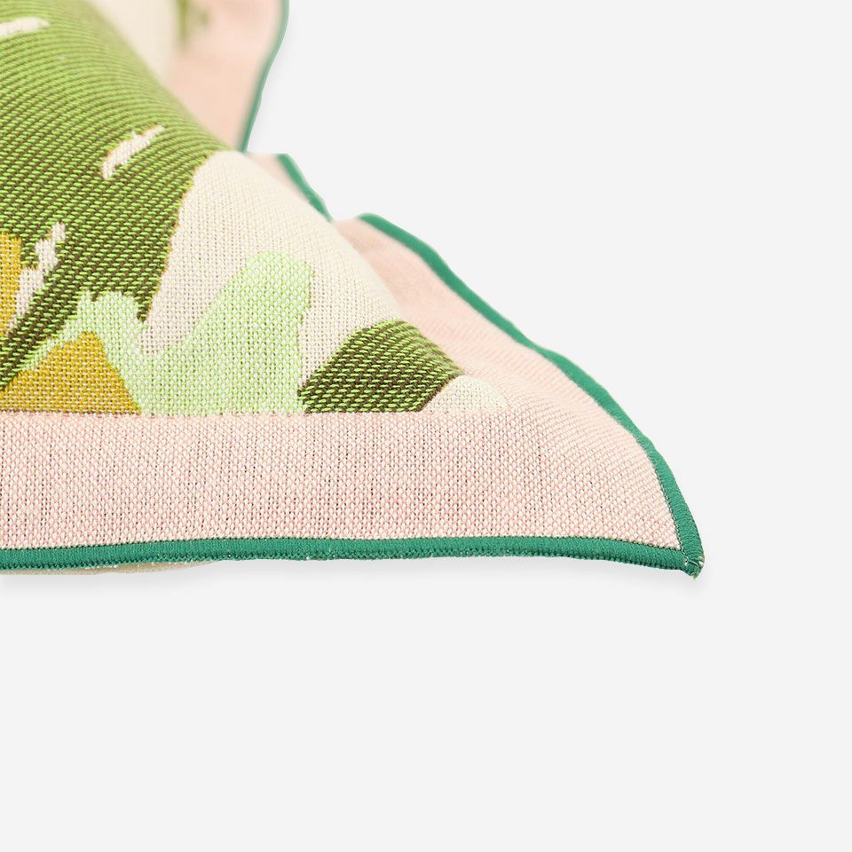 45x45cmのクッションの周囲にマチがの付いたラフなデザインです