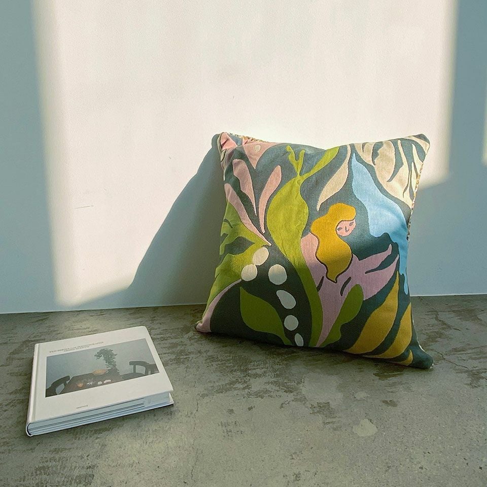 物語を切り取ったクッションカバーです