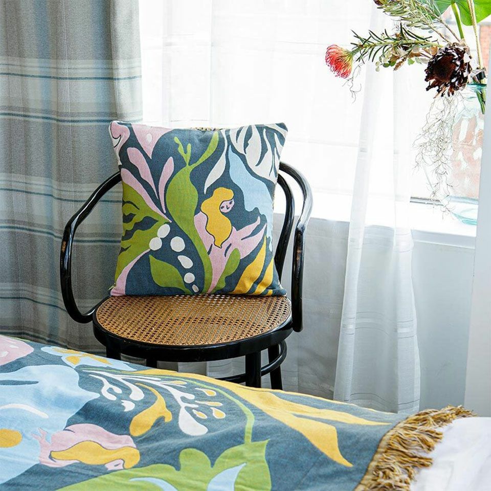 「夜に地面に寝そべったときの大地と溶け込むような感覚」を動物や森の風景など具象的なモチーフを通してポエティックに描きました