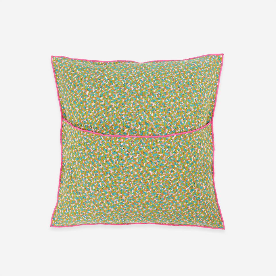 裏返したときの裏面／裏返すと配色が変わるリバーシブルとなっています