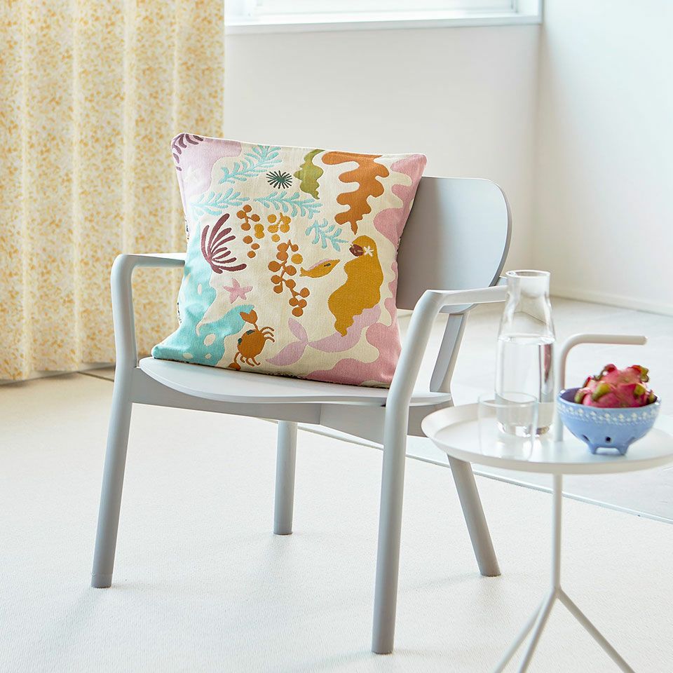 童話に出てくる人魚の入り江から着想を得ており、絵本が一枚の絵になったように小さなストーリーが所々に隠れているデザインです