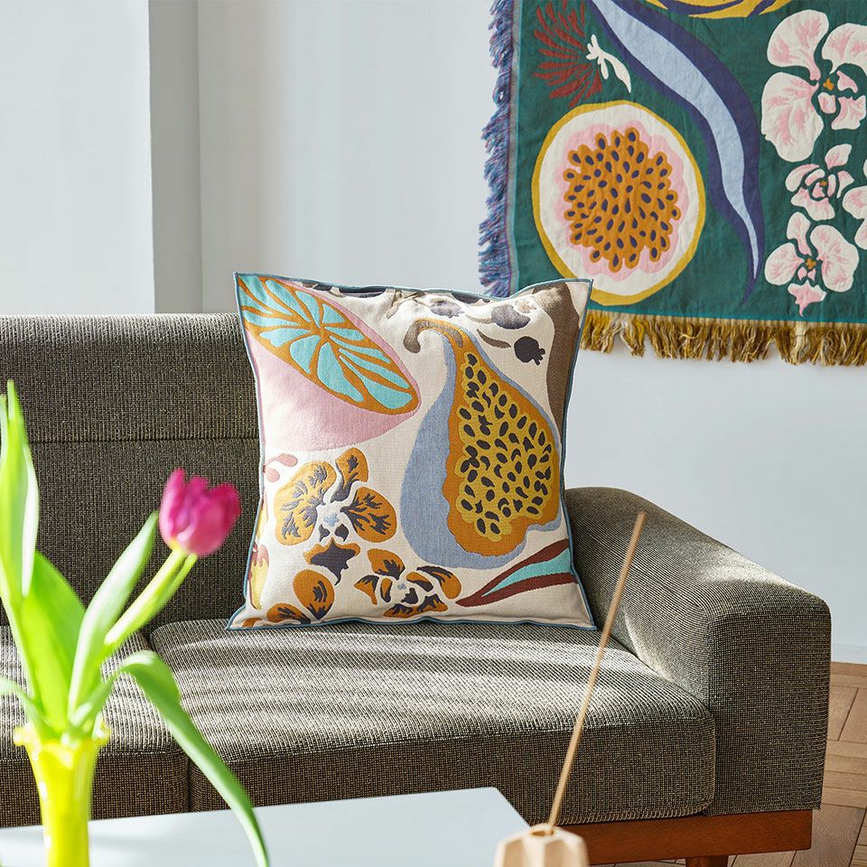 楽園をイメージして生命を感じるみずみずしいモチーフをのびのびと描き、音楽に身体をゆだねた時のような軽やかな感覚を明るいトーンで表現しています