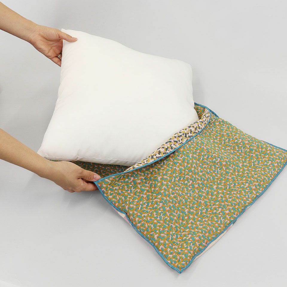 クッション中材にはカバーサイズと同じ45cm×45cmをご使用ください