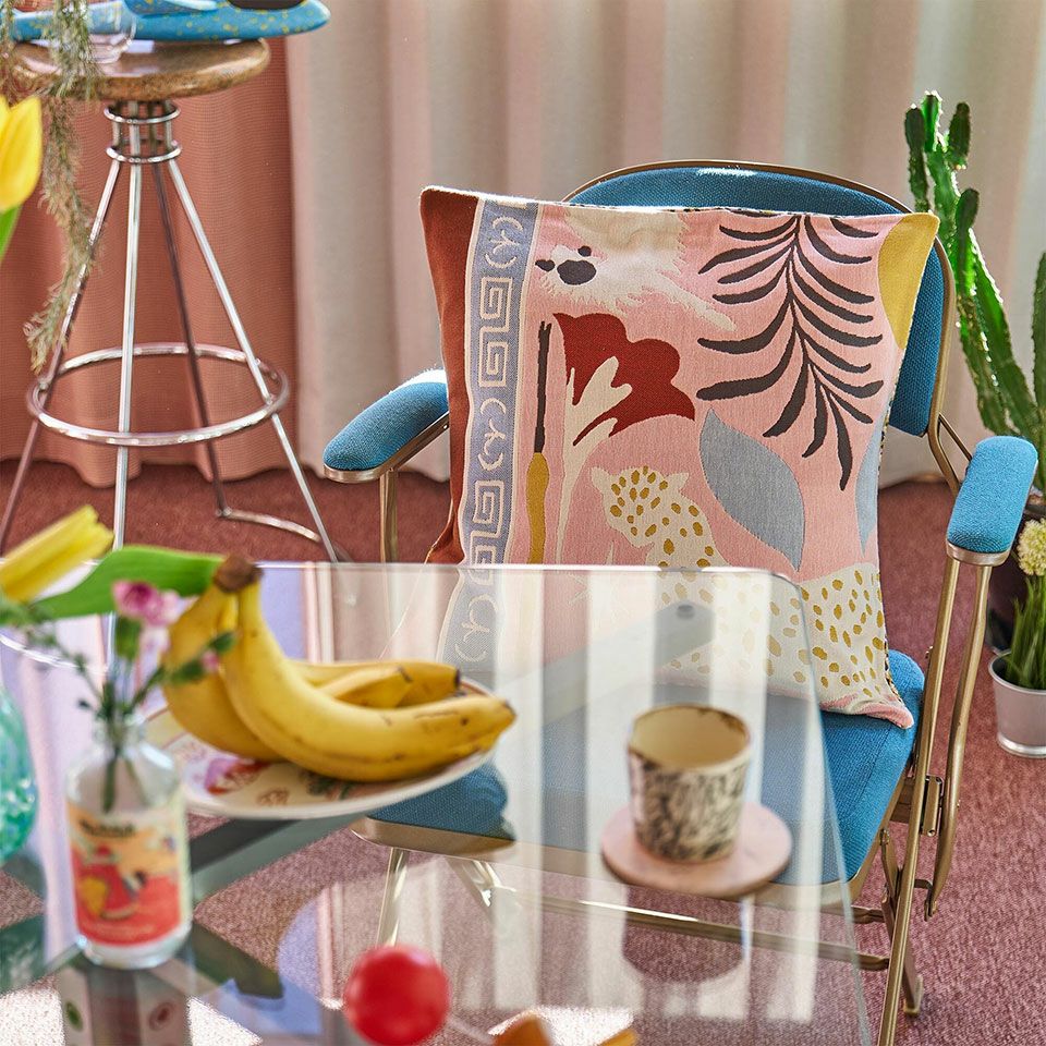 アジアの旅から着想を得たエネルギッシュなデザインで、私たちのルーツと自然の風景が溶け合うイメージをグラフィカルに構成しました