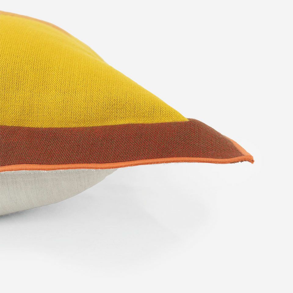 45x45cmのクッションの周囲にマチがの付いたラフなデザインです