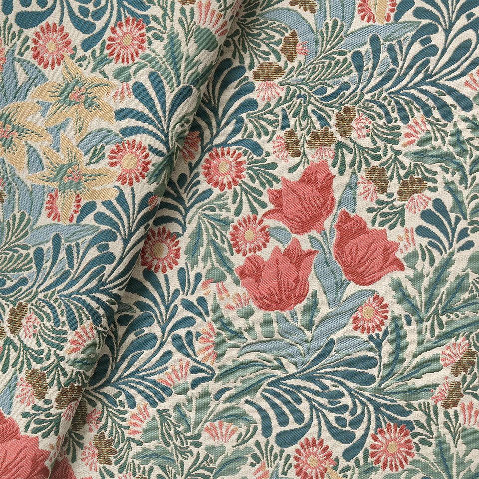 生地拡大画像／重なり合う葉の表情には、織りの立体感と色彩の奥行きが巧みに表現され、空間に深みをもたらします