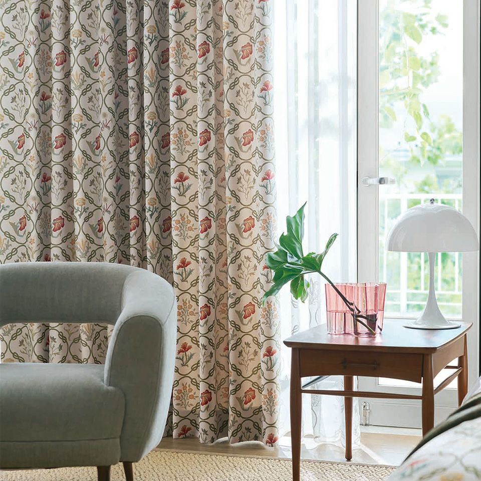 イメージ画像／リネン地に撚りの甘いウール糸で施されたクルーエル刺繍の雰囲気を表現しています