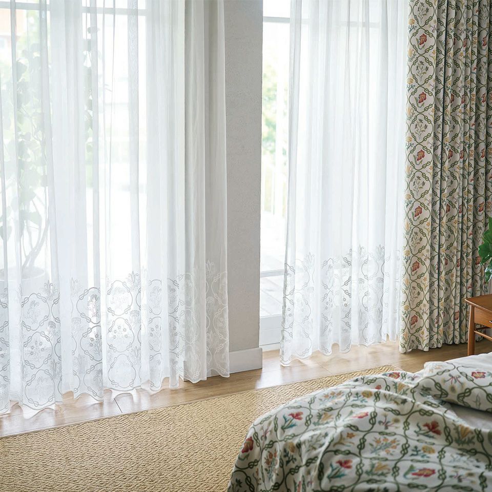 イメージ画像／メイ・モリスが制作した、見事なクルーエル刺繍のベッドカバーのデザインをもとに、薄手の刺繍生地として仕上げました