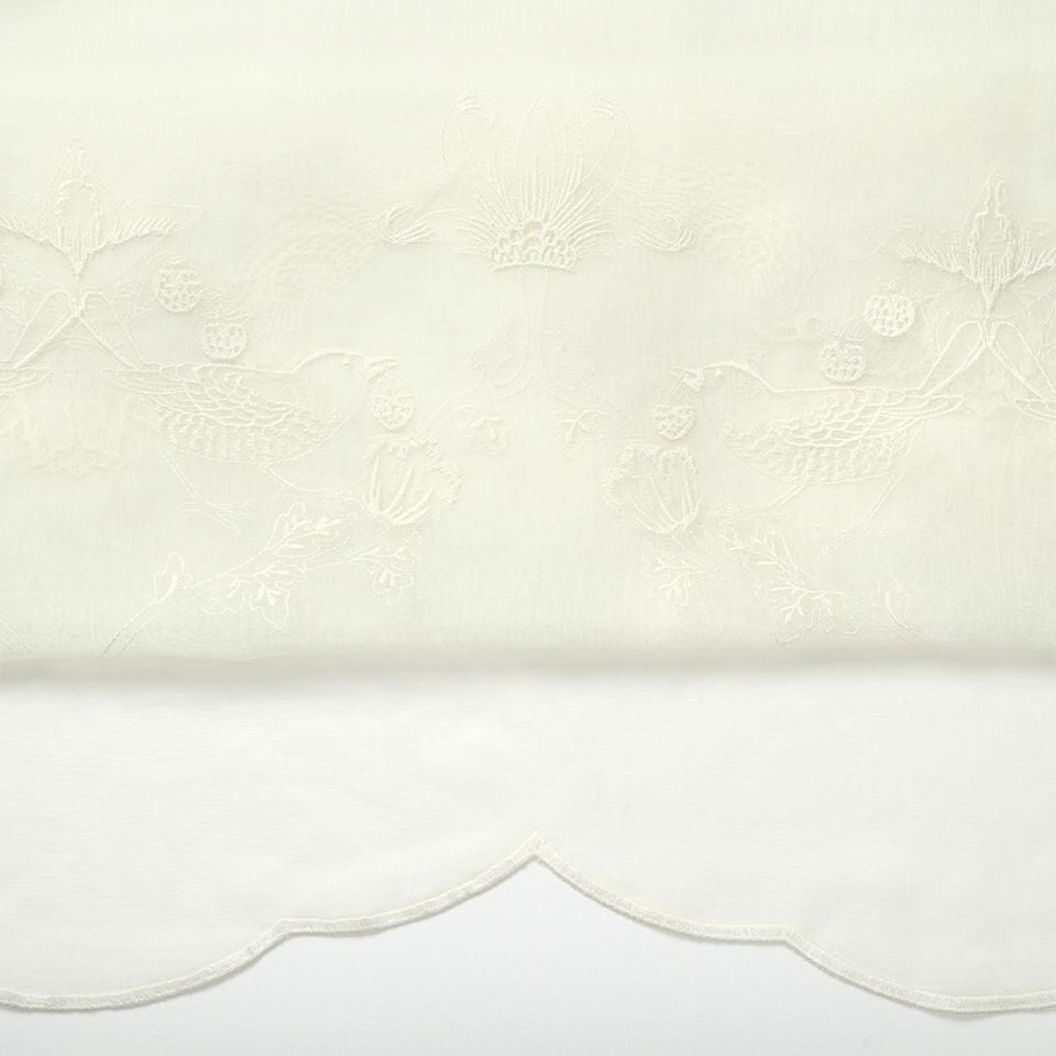 生地拡大画像／ツグミのくちばし、目、羽根を細部まで刺繍で丹念に表現しています