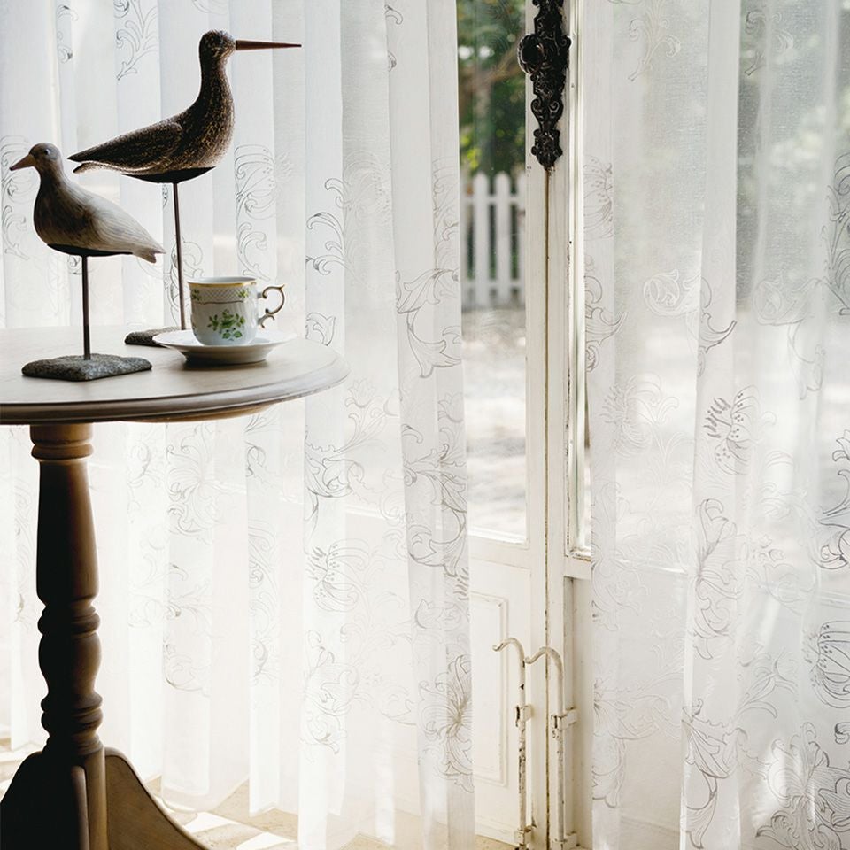 イメージ画像／ユリのラインの美しさを、裾柄として光沢のある刺繍で施し、エレガントで女性的な雰囲気を表現しました