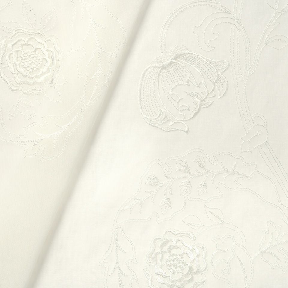 生地拡大画像／花の葉脈、デザイン化された文様細部などに細い刺繍糸で細部の表現に拘り作製しています