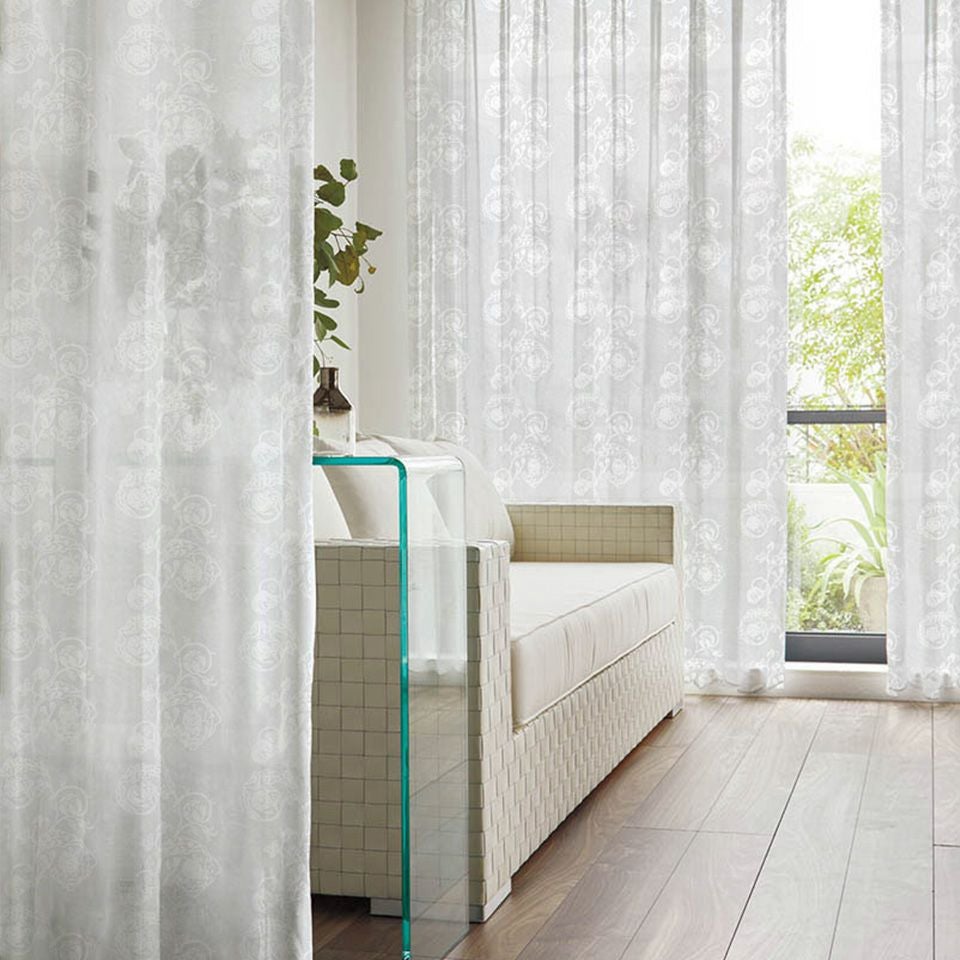 イメージ画像／日中もかわいらしい様々な花モチーフのデザインが楽しめる刺繍レースです