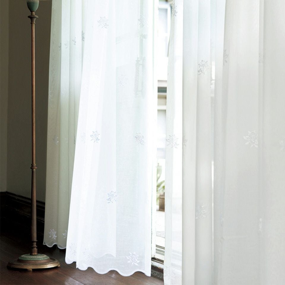 イメージ画像／ウィリアム・モリスの壁紙のデザインを元にした、かわいらしいバラを刺繍の飛び柄で配した薄地です