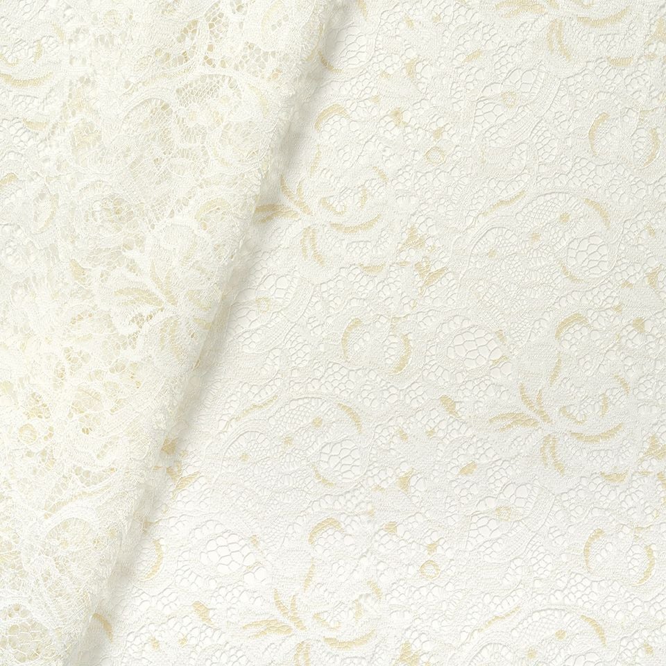 生地拡大画像／ベージュ色の糸をポイント色として使うことで、編み表現に奥行を持たせています