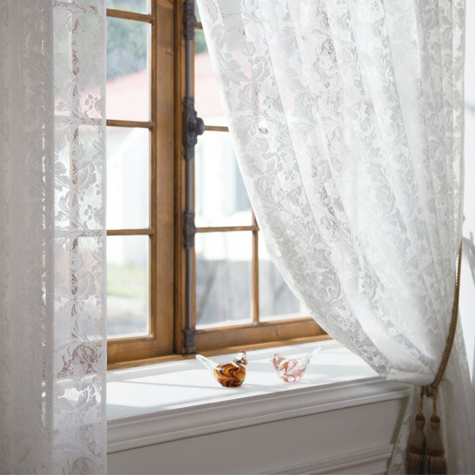 イメージ画像／アカンサスの葉のボリュームと、その間から垣間見える花々を、レースの表情を変えて表現しています