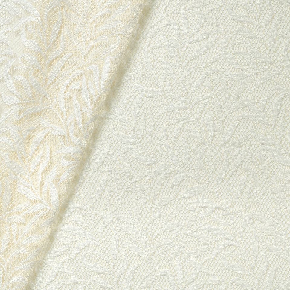 生地拡大画像／ベージュ色の糸をベース色の表現として使うことで、柄の白が映えてことで奥行を持たせています