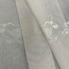 刺繍部分拡大画像／淡いグレーなので、濃色のドレープとも合わせやすいです