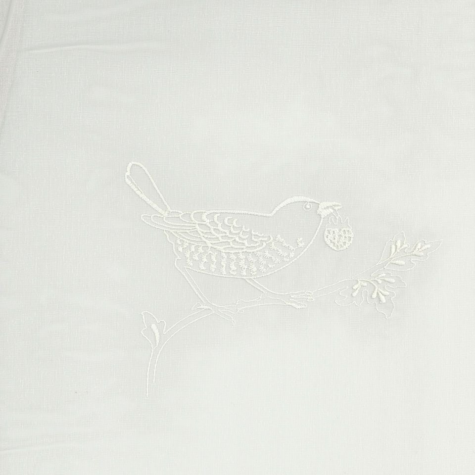 生地拡大画像／ツグミのくちばし、目、羽根を細部まで刺繍で丹念に表現しています