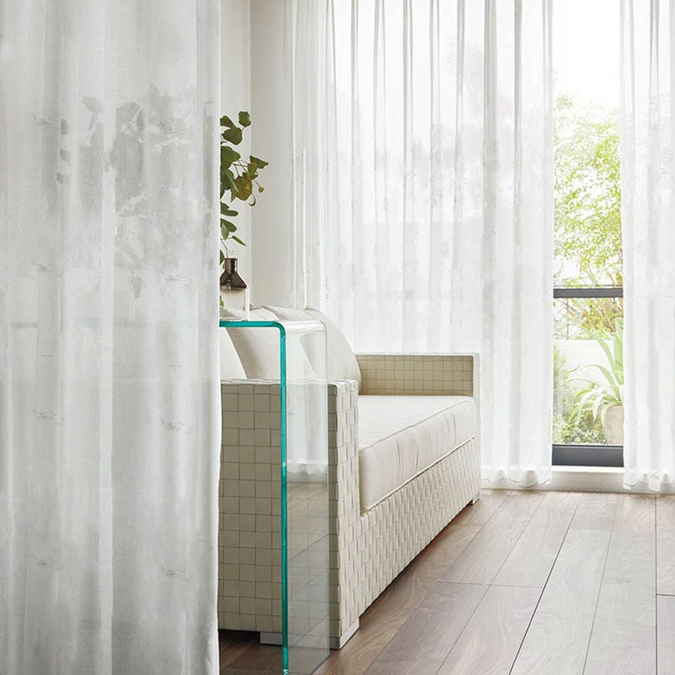 イメージ画像／ツグミの飛び柄デザインはよりシンプルで、他のドレープとも合わせやすくなっており、お使いいただける空間が広がります