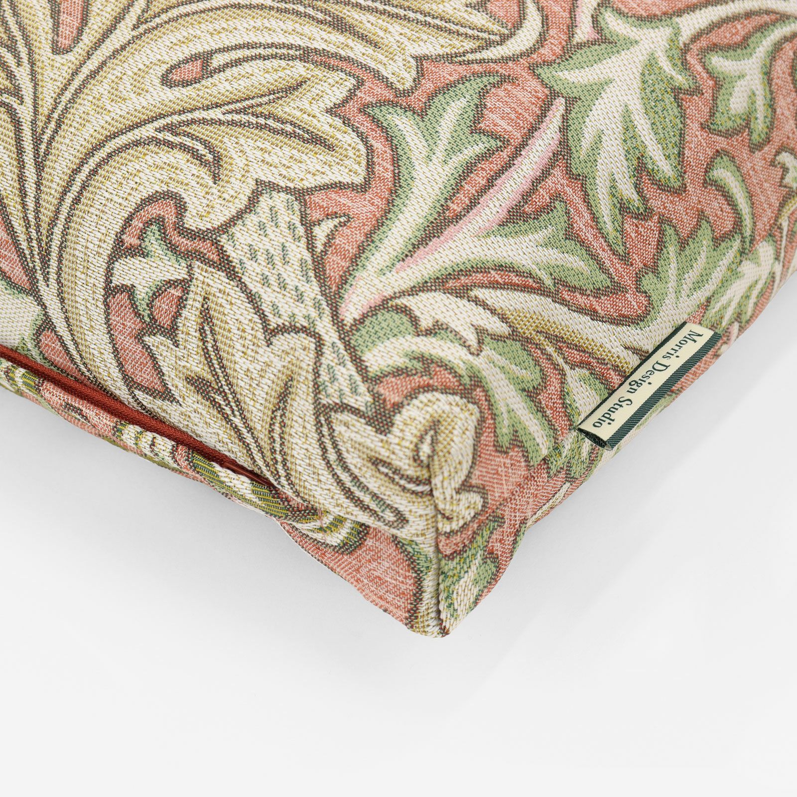 生地の色目に合わせたファスナー色を使用し、ファスナー部分に生地を片側から被せています／マチ5cm