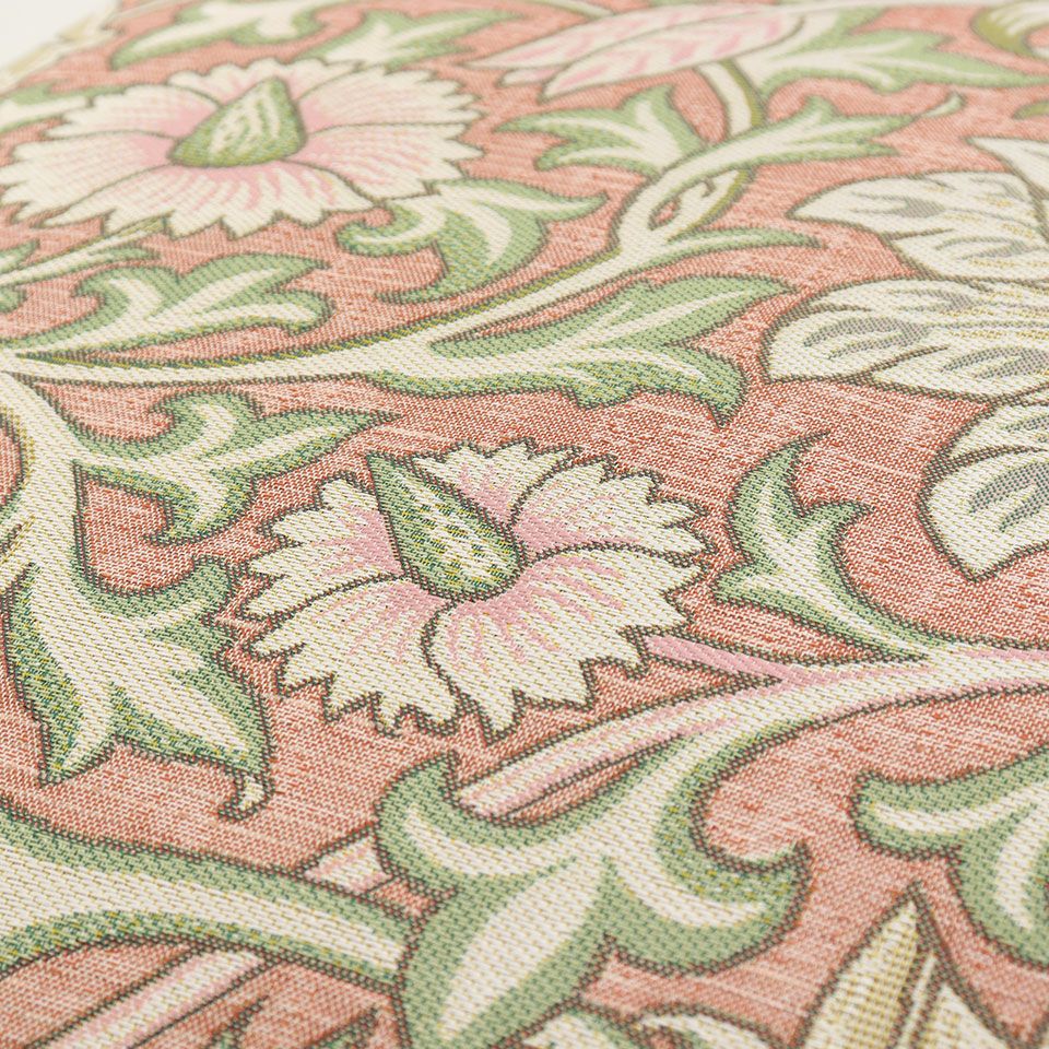 トレントは、豊かで生命力あふれる花柄が印象的なデザインで、1888年にモリス商会によってプリントテキスタイルとして誕生しました