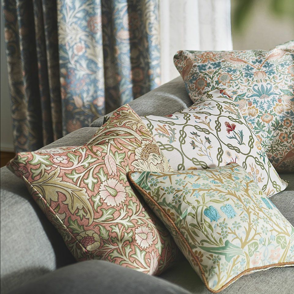 ウィリアム・モリスらしい美意識が随所に感じられ、伸びやかなリピートと巧みに構成されたパターンが、空間に広がりをもたらします