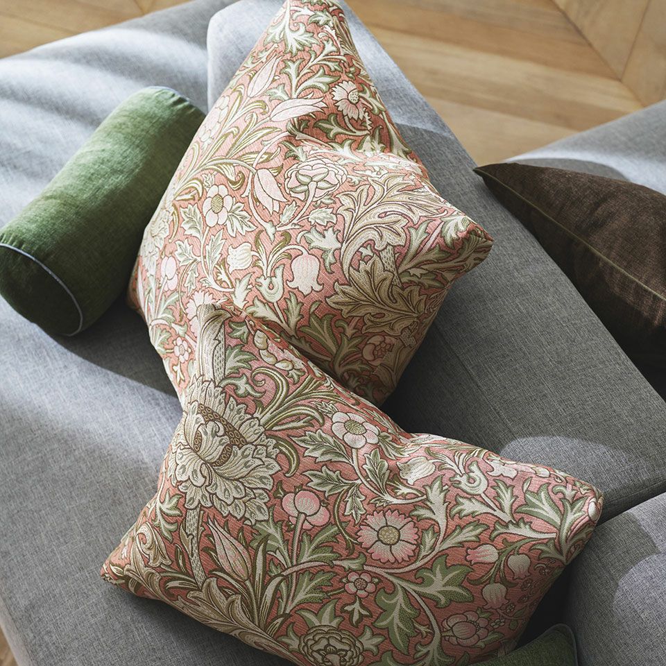「Morris Design Studio」の魅力を最大限に活かす大きなサイズで、中材にもこだわった高級感の溢れるクッションです