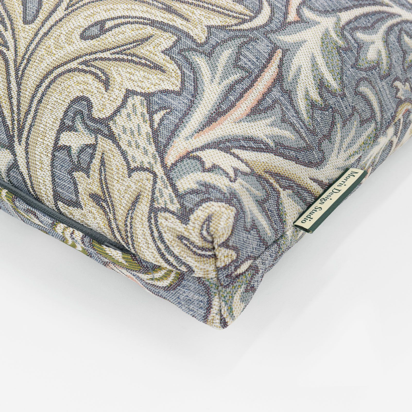 生地の色目に合わせたファスナー色を使用し、ファスナー部分に生地を片側から被せています／マチ5cm