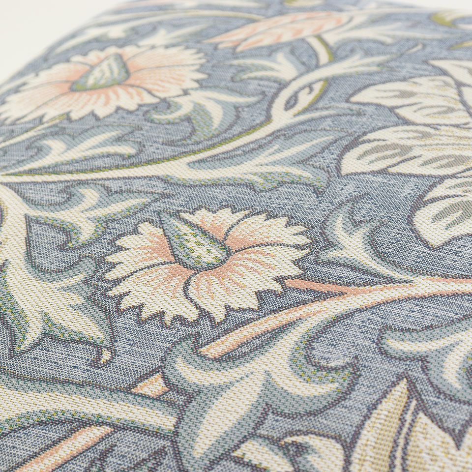 トレントは、豊かで生命力あふれる花柄が印象的なデザインで、1888年にモリス商会によってプリントテキスタイルとして誕生しました