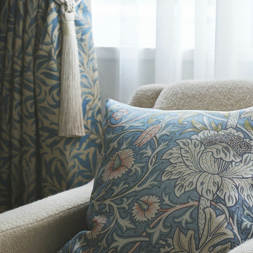 おおらかなモリスのデザインが最も美しく収まるよう一点ずつのレイアウトで製作しています