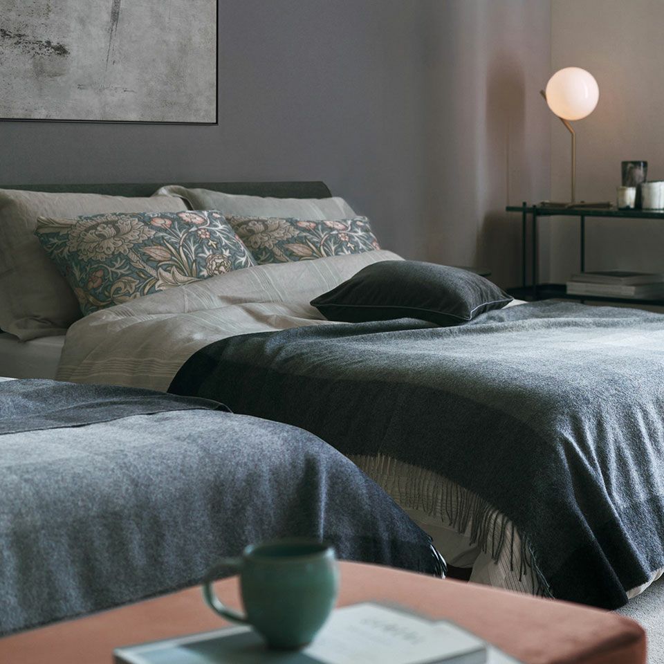 上質なフェザーの素材感でくつろぎの時間に寄り添います