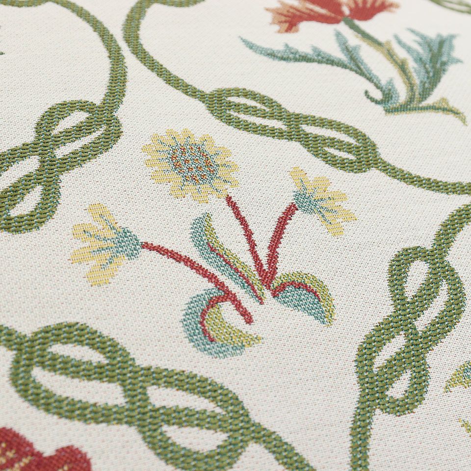 メイ・モリスが制作した見事なクルーエル刺繍のベッドカバー,その美しい意匠をもとに、織物として商品化されたデザインです