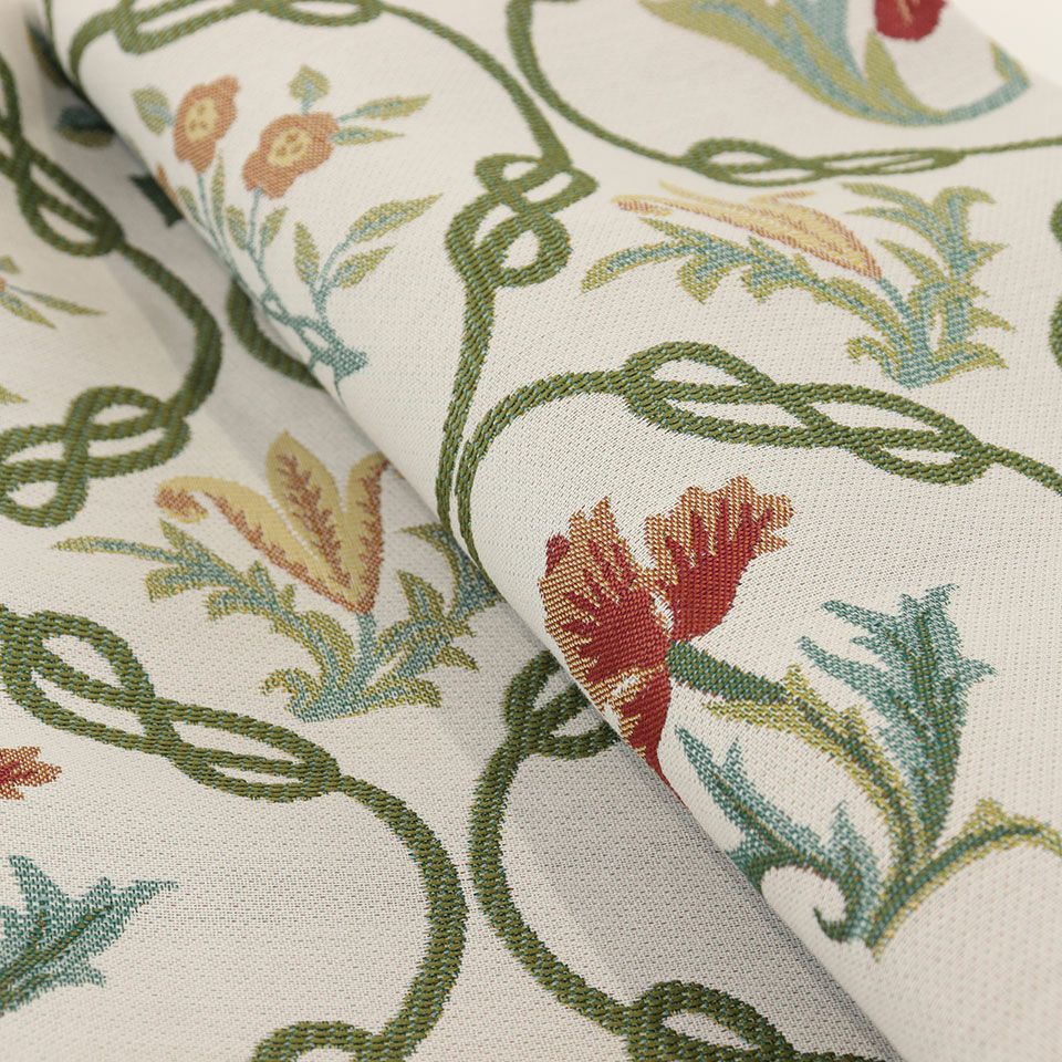 ベースにはナチュラルな風合いを持たせ、緑の縁取りは太めの糸でしっかりと描き出しています