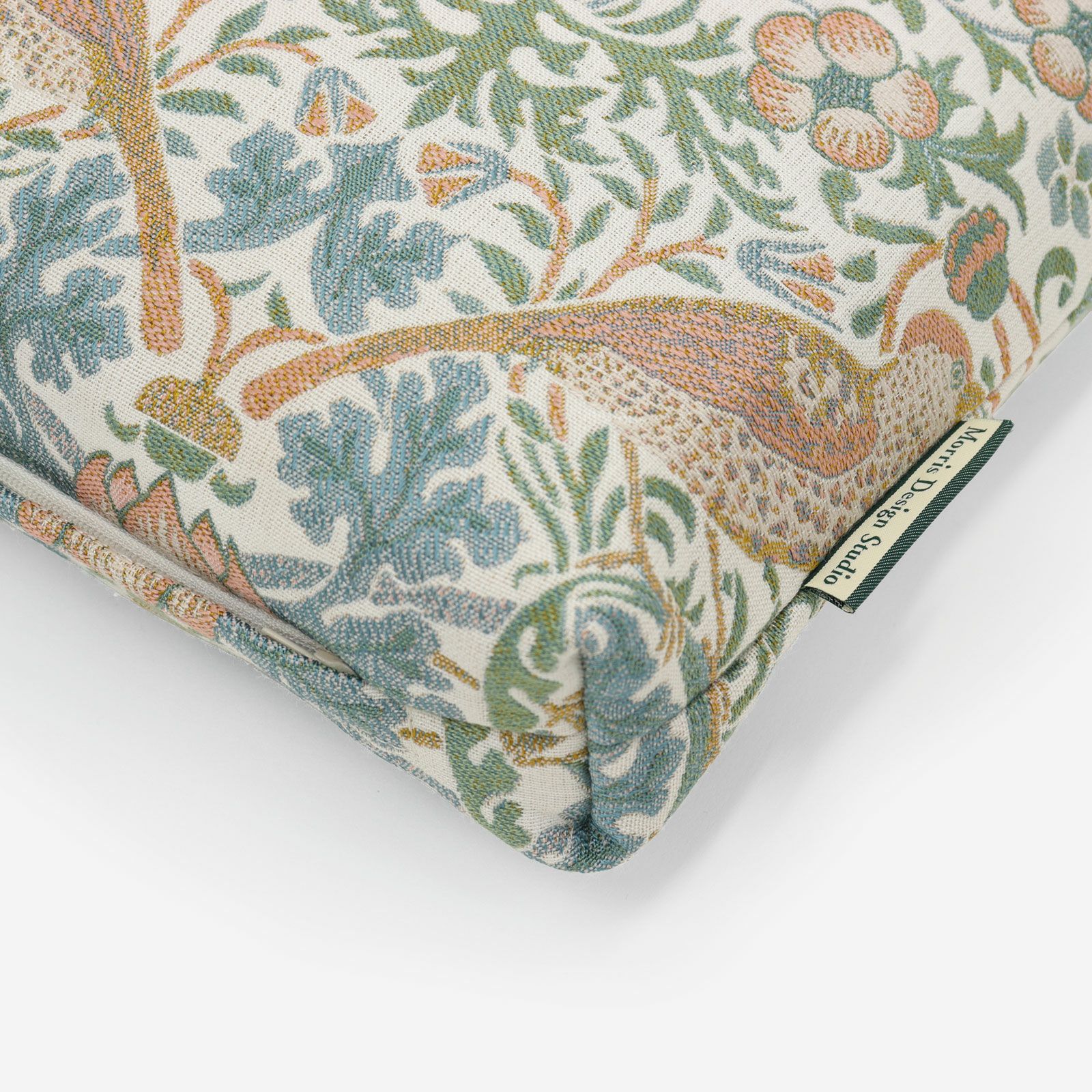 生地の色目に合わせたファスナー色を使用し、ファスナー部分に生地を片側から被せています／マチ5cm