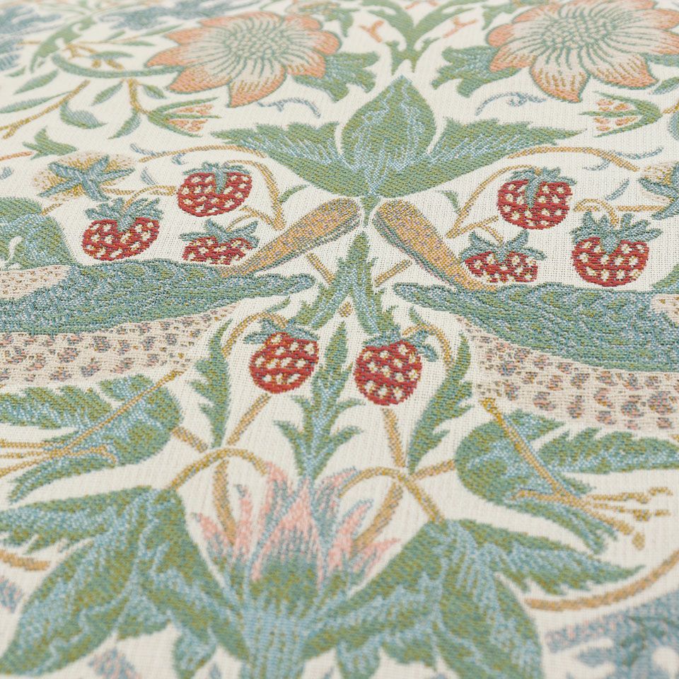 これまでのクラシカルなイメージから一新し、柔らかく優雅な配色を新たに取り入れました