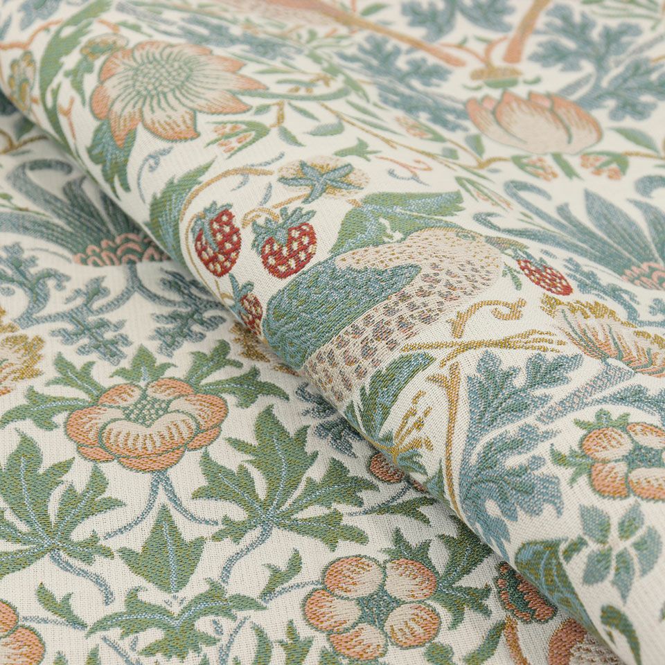 織り組織や表現のこだわりはそのままに、オフホワイトのベースに柄が映えるよう、シルエットが美しく浮かび上がる色調を採用しました