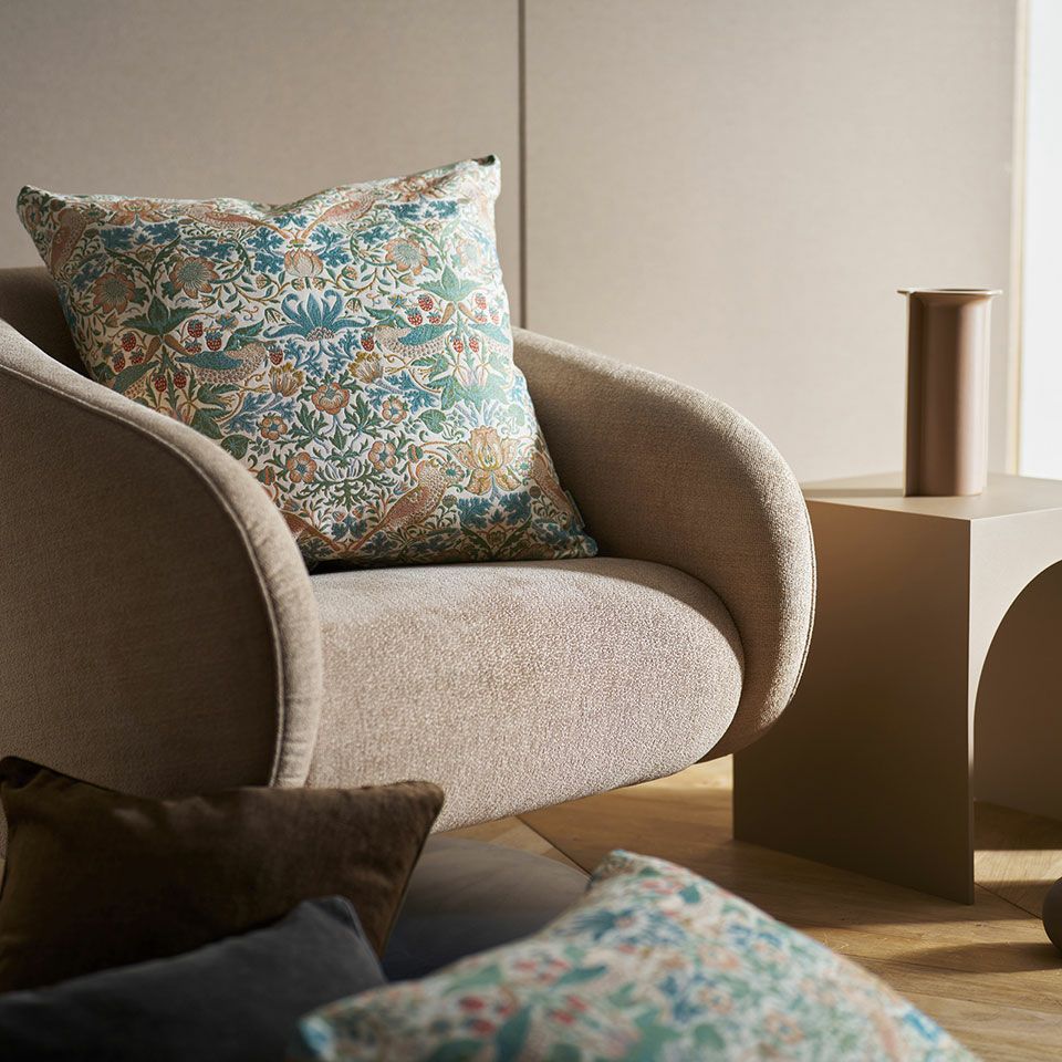 ソファなどの大型家具にも合わせやすいボリューム感で、インテリアのアクセントになる特別な仕様です