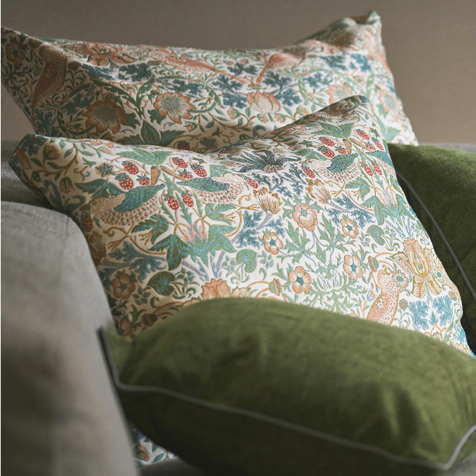 マチがある事で平たい箱の様なフォルムになっており、マチ無しものもと比較してより安定して体を受け止めてくれます