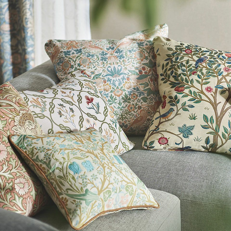 「Morris Design Studio」の魅力を最大限に活かす大きなサイズで、中材にもこだわった高級感の溢れるクッションです