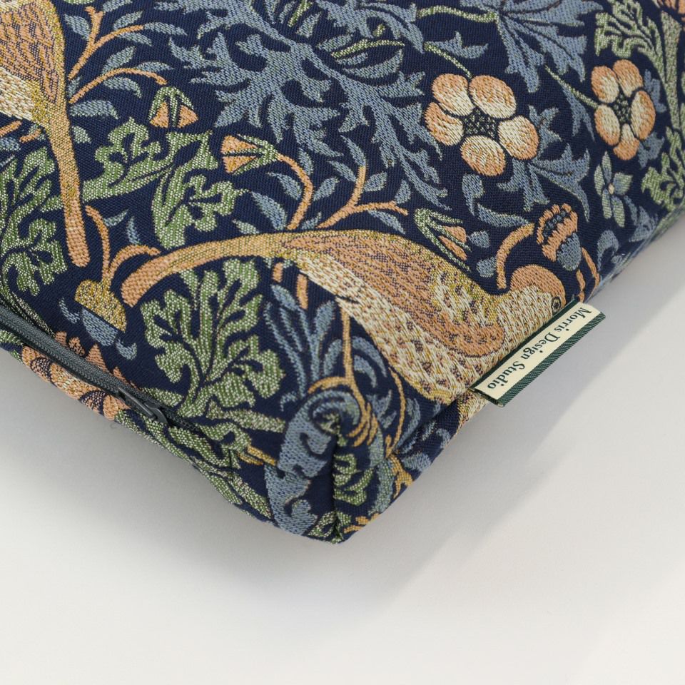 生地の色目に合わせたファスナー色を使用し、ファスナー部分に生地を片側から被せています／マチ5cm