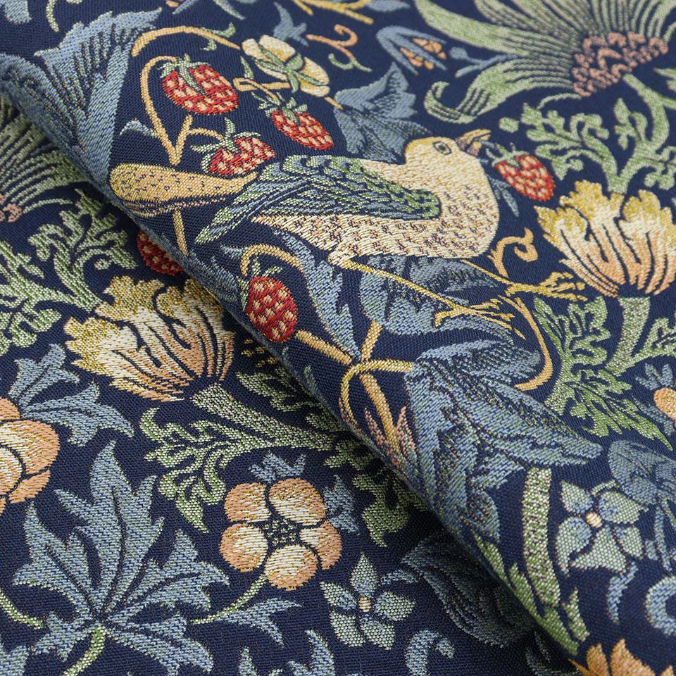 モリスの別荘である「ケルムスコット・マナー」でいちごをついばむツグミを見て描いたデザインです