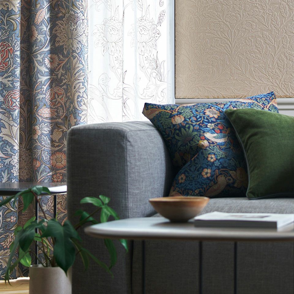 「Morris Design Studio」の魅力を最大限に活かす大きなサイズで、中材にもこだわった高級感の溢れるクッションです