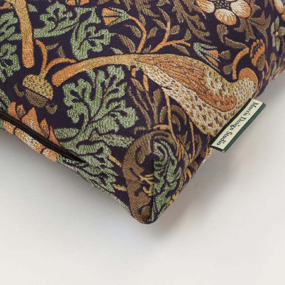 生地の色目に合わせたファスナー色を使用し、ファスナー部分に生地を片側から被せています／マチ5cm