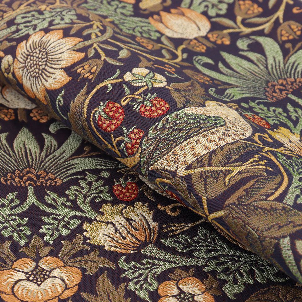 モリスの別荘である「ケルムスコット・マナー」でいちごをついばむツグミを見て描いたデザインです