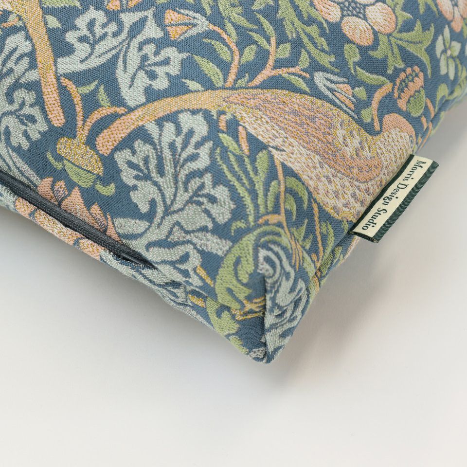 生地の色目に合わせたファスナー色を使用し、ファスナー部分に生地を片側から被せています／マチ5cm